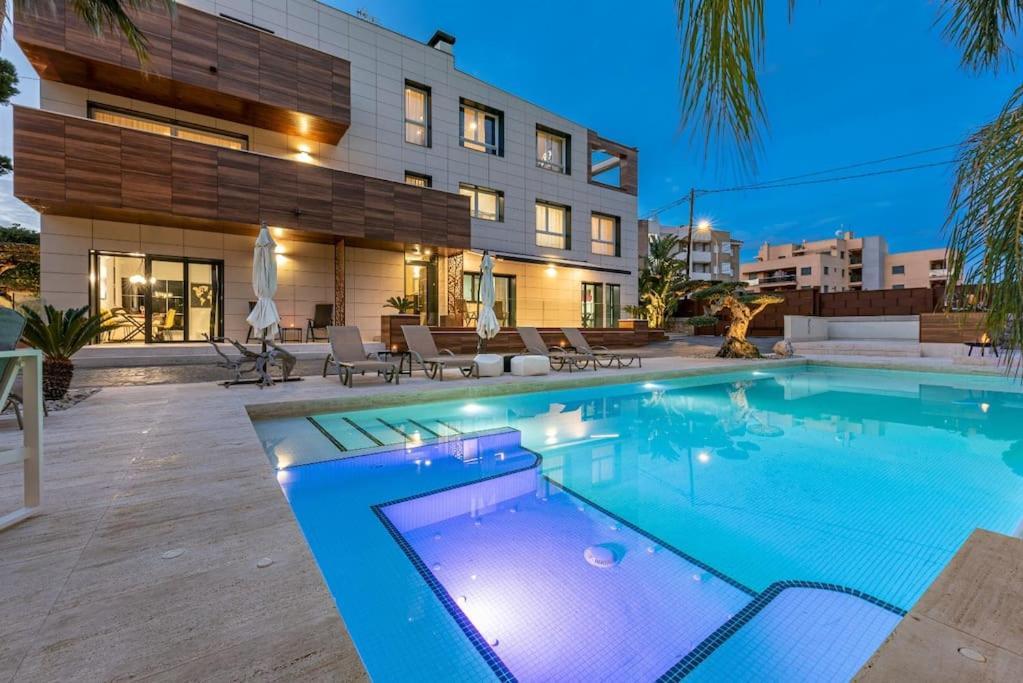Апартаменты Lusso E Relax Con Piscina A 2 Minuti Dal Mare Миами-Плайя Экстерьер фото